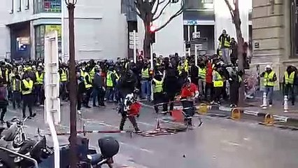 A Toulon, des manifestants envoient des projectiles en direction du commissariat