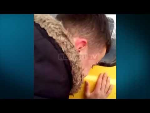 Report Tv - 4 të sëmurë të bllokuar nga dëbora në një fshat në Dibër, banorët po hapin vetë rrugën