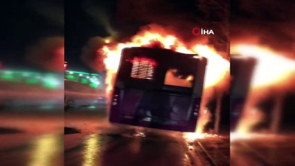 Küçükçekmece’de park halindeki halk otobüsü alev alev yandı