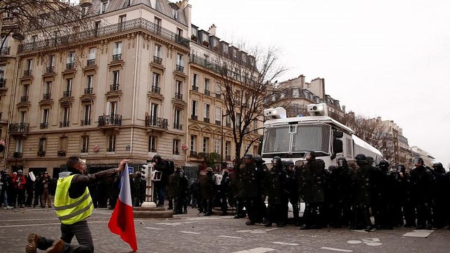 Francia, gilet gialli mobilitati per il nono sabato consecutivo