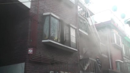 다세대주택 2층에서 불...70대 노인 연기 흡입 / YTN