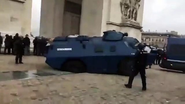 Régis au volant d'un blindé de la Gendarmerie (Gilets Jaunes Acte 9)