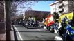 Miles de motos rugen en el desfile de banderas de Pingüinos