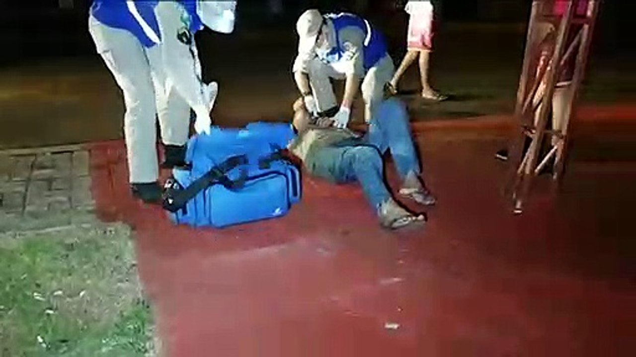 Vitima de agressão é socorrida pela equipe do Siate