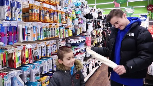 ON ACHÈTE TOUT CE QU'ON TOUCHE LES YEUX BANDÉS ! Shopping à l'Aveugle