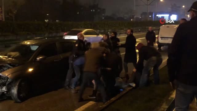 Makas Atarken Kaza Yaptı, Kaza Sonrası Yumruklar Havada Uçuştu