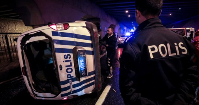 Dur İhtarına Uymayan Sürücüyü Kovalayan Polis Aracı Kaza Yaptı: 2 Yaralı