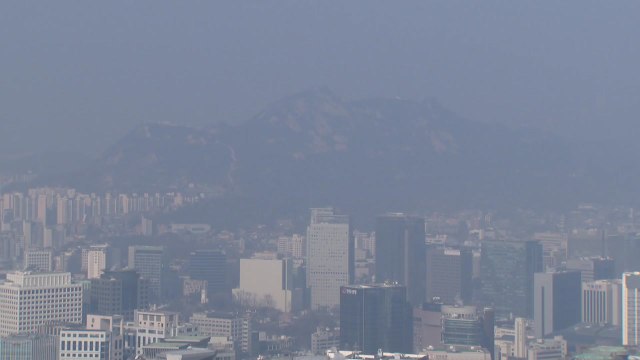 미세먼지에 인파 '뚝'... 숨 막히는 하루 / YTN