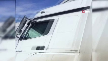 Cam Yüklü Tır Kontrolden Çıktı, Tonlarca Cam Tuz Buz Oldu