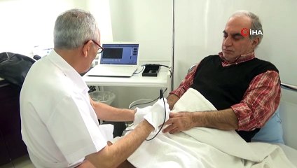 Bacağını kaybetme korkusuyla gelip, yürüyerek çıktı