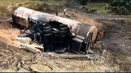 Nigeria: 12 dead after leaking oil tanker explodes