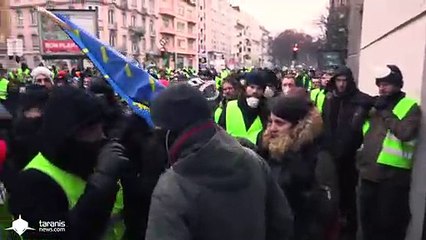 Un membre des services de renseignement en civil éjecté de la manifestation des #GiletsJaunes à #Strasbourg.