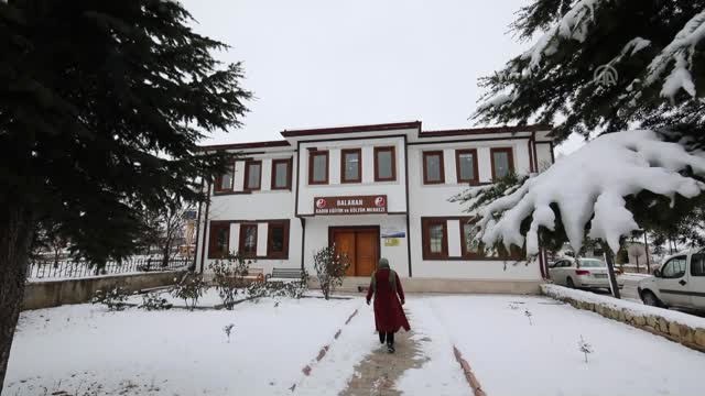 Kullanılmayan Kıyafet ve Kumaşlar Bez Torbaya Dönüştürülüyor