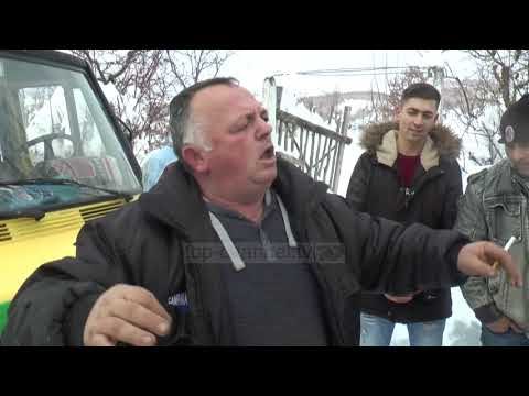 Të izoluar nga bora, banorët hapin vetë rrugën - Top Channel Albania - News - Lajme