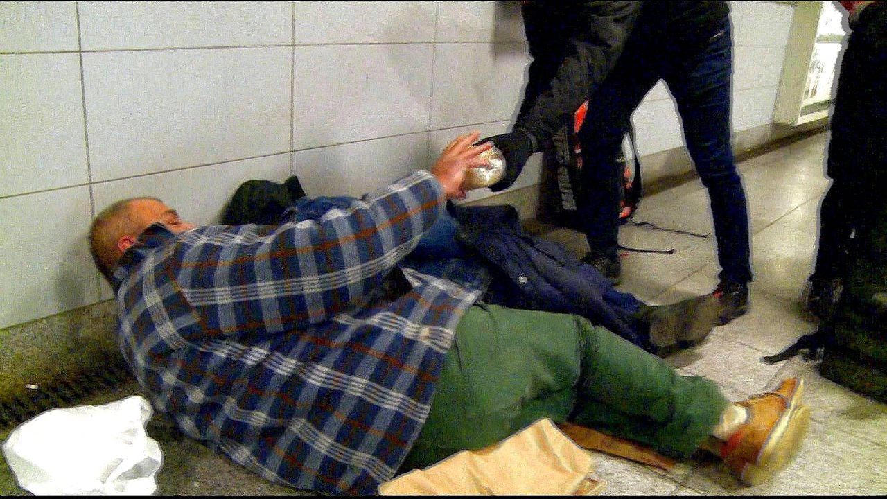 Homeless suffers as winter makes harsh Hungarian law harsher