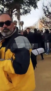 Cobardes y violentos de extrema izquierda con comportamientos fascistas agreden mesa informativa de VOX en Blanes