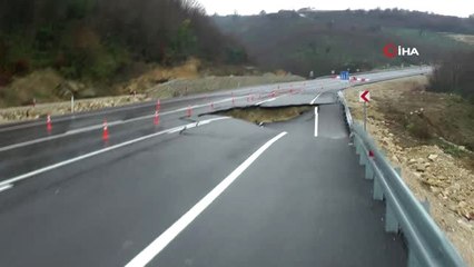Sağanak Yağış Sahil Yolunu Çökertti