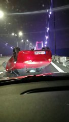 Ce conducteur d'une MX-5 roule n'importe comment dans une autoroute et va vite le regretter