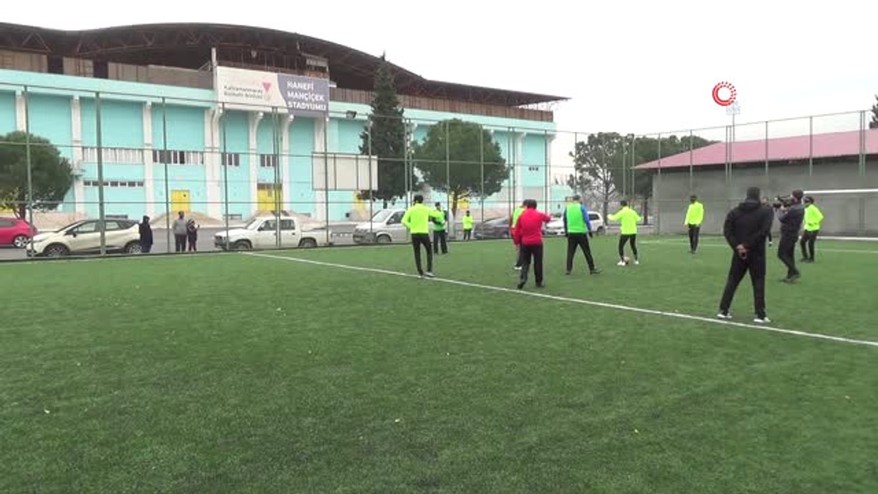 Gözlerini Bağlayıp Görme Engellilerle Maç Yaptılar