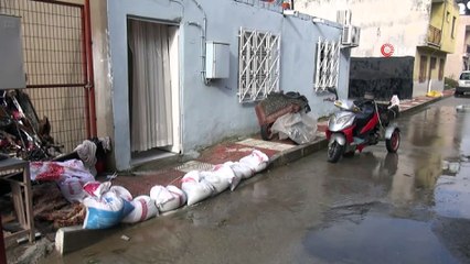 Evlerini su basan mahalle sakinleri yaralarını sarmaya çalışırken  hayvanlar su içinde kaldı
