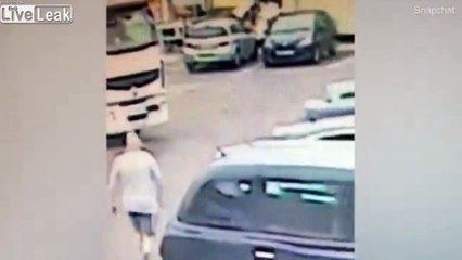 Un voleur qui tentait de s'échapper va se faire rouler dessus par un poids lourd