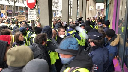 Gilets jaunes: les policiers chahutés