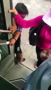 Cậu bé 11 tuổi đứng sát mép cửa xe khách hành nghề khiến bao người lớn bồn chồn, lo lắng