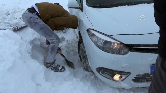 Köy yolunda mahsur kalanlar kurtarıldı - HAKKARİ