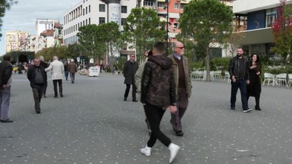 Ora News – Bien remitancat, emigrantët dërguan 4 mln euro më pak nga Italia