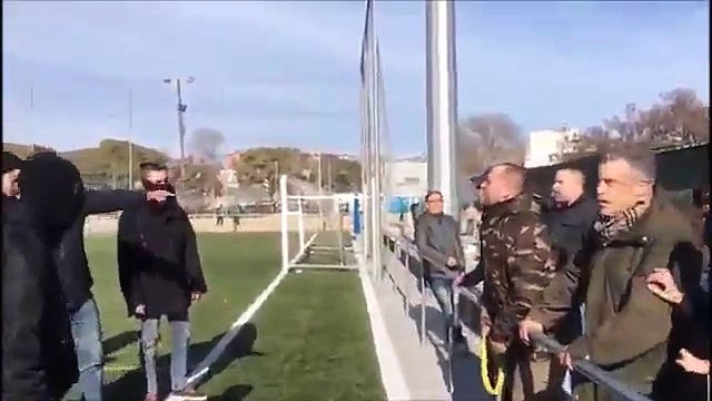 Los Mossos expulsan a manifestantes que se habían colado en un acto de Vox