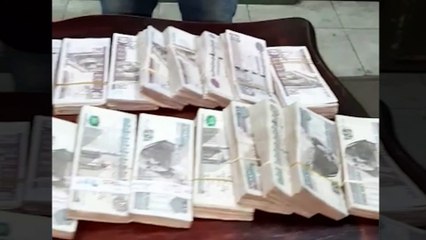لحظة القبض على شخصين يحولان الأموال بطرق غير مشروعة