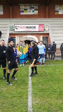 Nos U10 U11 et U13 à l'ouverture du match des séniors contre Nans les pins. Match gagné !merci à Aude et Cyril Rippert d'Intermarché Lorgues pour avoir offert les équipements de nos petits joueurs.