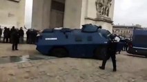 Régis au volant dun blindé de la Gendarmerie - Gilets Jaunes Acte 9