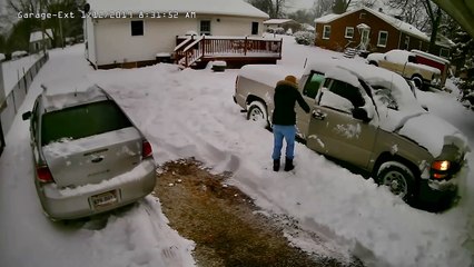 Neige : ces 2 voitures n'arrivent pas à sortir du jardin !