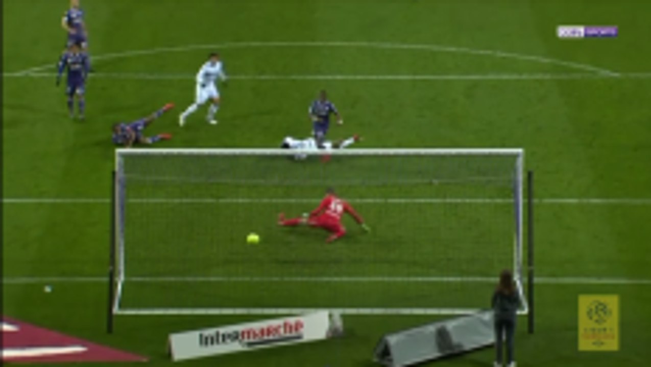 Bakary Koné injures himself while scoring late leveller