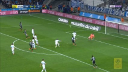 Former Eagle Mandanda flies against Lyon