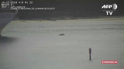 El momento en que enorme crucero esquiva pequeño bote