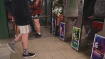 Frío y diversión en el día sin pantalones en el metro de Nueva York