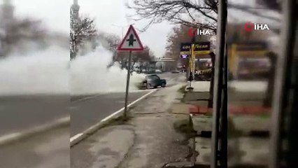 Seyir halindeki otomobil alev aldı