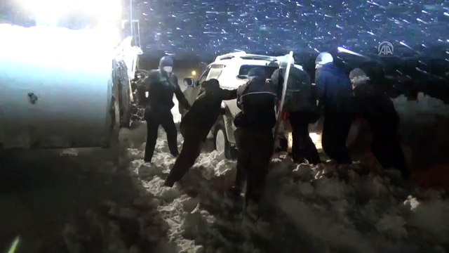 Yolda mahsur kalanlar kurtarıldı - HAKKARİ