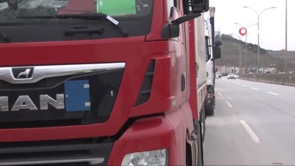 Pendik'te Limana Giriş İçin Bekleyen Tırlar Kilometrelerce Kuyruk Oluşturdu