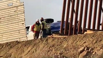 BREAKING: live from “the wall” construction continues despite government shut down.