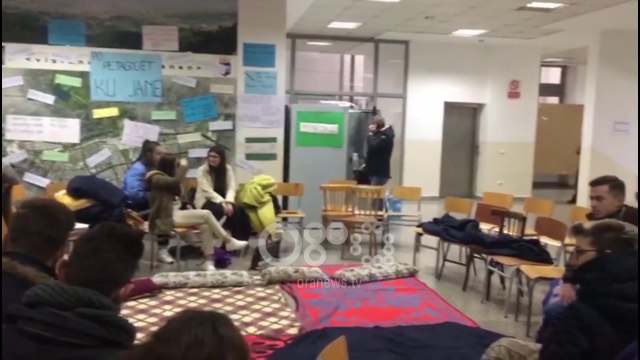 Ora News - Studentët e Arkitekturës kalojnë natën në fakultet me batanije