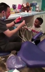 İşini severek yapanlar hayatı güzelleştirir... Aynen bu çocuk doktoru gibi.