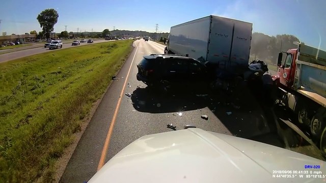 Un camion ne remarque pas un ralentissement et embouti 3 véhicules par l'arrière