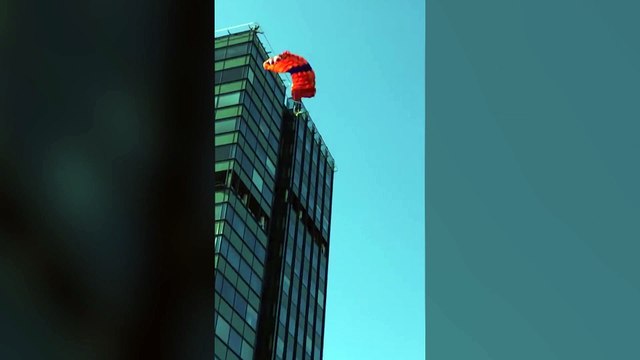 Un base jumper loupe son atterrissage et s'écrase sur le sol