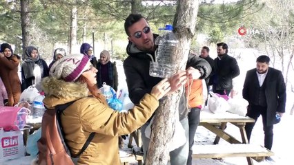 Soğuk kış günlerinde yiyecek bulamayan yaban hayvanlarını unutmadılar
