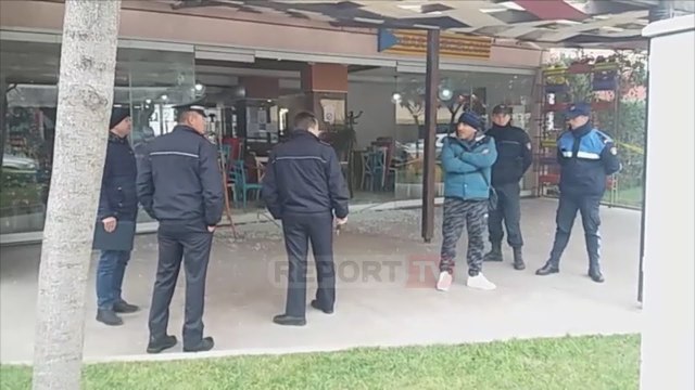 Report TV - Të shtëna me armë zjarri drejt një lokali në Fier, xhamat bëhen shoshë nga plumbat