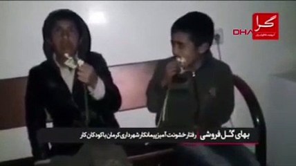 Zabıta, çiçek satan çocuklara çiçekleri yedirdi!