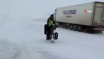 Dondurucu soğuk ve kar yağışına aldırmadı.. Otomobille geçmeye cesaret edilemeyen geçidi bisikletle geçti